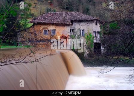 Bengolea alte Eisenwerke am Fluss Lea. Vizcaya. Baskenland. Spanien Stockfoto