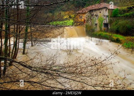 Bengolea alte Eisenwerke am Fluss Lea. Vizcaya. Baskenland. Spanien Stockfoto
