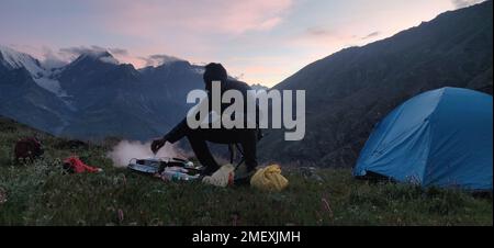 Himachal, Indien - 10. Juli 2022 : Wildcampen im Himalaya. Campingzelt inmitten der Berge des himalaya Stockfoto