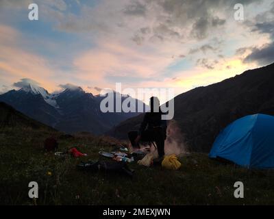 Himachal, Indien - 10. Juli 2022 : Wildcampen im Himalaya. Campingzelt inmitten der Berge des himalaya Stockfoto