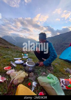 Himachal, Indien - 10. Juli 2022 : Wildcampen im Himalaya. Campingzelt inmitten der Berge des himalaya Stockfoto