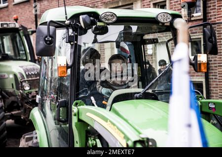 GRONINGEN - Dutzende Bauern versammeln sich im Provinzhaus und beenden eine Reihe von Protesten entlang der Provinzhäuser. Die Aktionsgruppe "Bauern" der "Farmers Defense Force" hat bereits gesagt, dass neue Maßnahmen ergriffen werden, wenn die Bauern weniger Land schneller düngen dürfen. ANP SIESE VEENSTRA niederlande raus - belgien raus Stockfoto