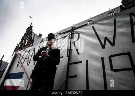 GRONINGEN - Dutzende Bauern versammeln sich im Provinzhaus und beenden eine Reihe von Protesten entlang der Provinzhäuser. Die Aktionsgruppe "Bauern" der "Farmers Defense Force" hat bereits gesagt, dass neue Maßnahmen ergriffen werden, wenn die Bauern weniger Land schneller düngen dürfen. ANP SIESE VEENSTRA niederlande raus - belgien raus Stockfoto