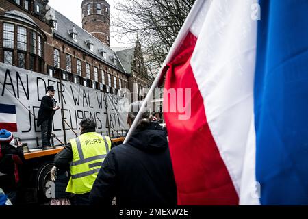 GRONINGEN - Dutzende Bauern versammeln sich im Provinzhaus und beenden eine Reihe von Protesten entlang der Provinzhäuser. Die Aktionsgruppe "Bauern" der "Farmers Defense Force" hat bereits gesagt, dass neue Maßnahmen ergriffen werden, wenn die Bauern weniger Land schneller düngen dürfen. ANP SIESE VEENSTRA niederlande raus - belgien raus Stockfoto