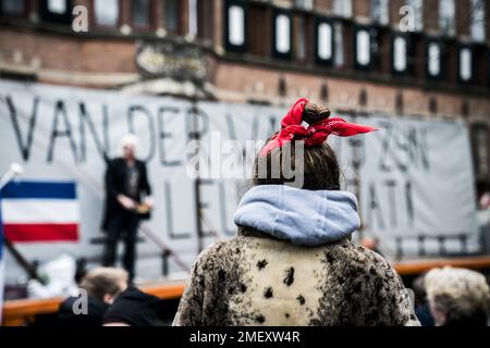 GRONINGEN - Dutzende Bauern versammeln sich im Provinzhaus und beenden eine Reihe von Protesten entlang der Provinzhäuser. Die Aktionsgruppe "Bauern" der "Farmers Defense Force" hat bereits gesagt, dass neue Maßnahmen ergriffen werden, wenn die Bauern weniger Land schneller düngen dürfen. ANP SIESE VEENSTRA niederlande raus - belgien raus Stockfoto