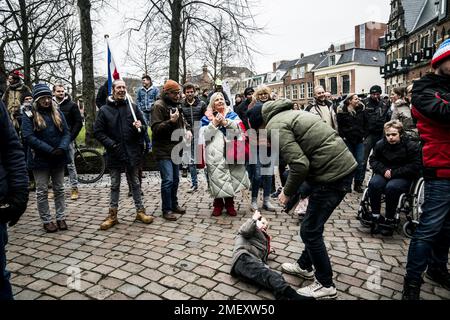 GRONINGEN - Dutzende Bauern versammeln sich im Provinzhaus und beenden eine Reihe von Protesten entlang der Provinzhäuser. Die Aktionsgruppe "Bauern" der "Farmers Defense Force" hat bereits gesagt, dass neue Maßnahmen ergriffen werden, wenn die Bauern weniger Land schneller düngen dürfen. ANP SIESE VEENSTRA niederlande raus - belgien raus Stockfoto