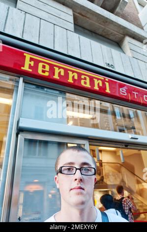 Ein junger Mann vor dem Ferrari Store in Rom, Italien Stockfoto