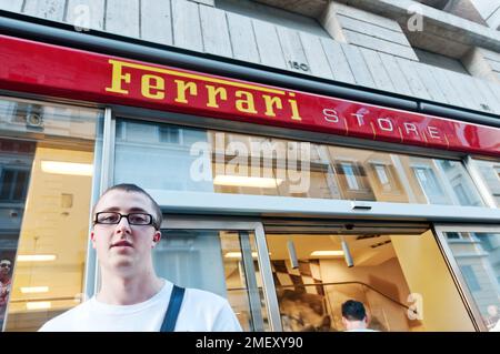 Ein junger Mann vor dem Ferrari Store in Rom, Italien Stockfoto