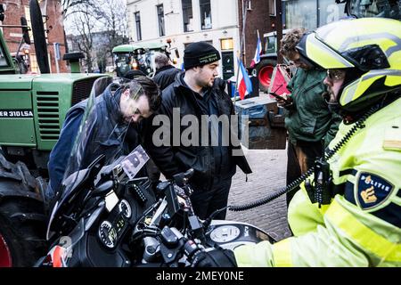 GRONINGEN - Dutzende Bauern verlassen das Provinzhaus und beenden eine Reihe von Protesten entlang der Provinzhäuser. Die Aktionsgruppe "Bauern" der "Farmers Defense Force" hat bereits gesagt, dass neue Maßnahmen ergriffen werden, wenn die Bauern weniger Land schneller düngen dürfen. ANP SIESE VEENSTRA niederlande raus - belgien raus Stockfoto