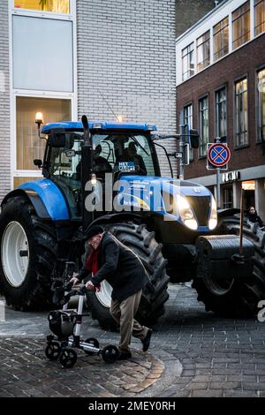 GRONINGEN - Dutzende Bauern verlassen das Provinzhaus und beenden eine Reihe von Protesten entlang der Provinzhäuser. Die Aktionsgruppe "Bauern" der "Farmers Defense Force" hat bereits gesagt, dass neue Maßnahmen ergriffen werden, wenn die Bauern weniger Land schneller düngen dürfen. ANP SIESE VEENSTRA niederlande raus - belgien raus Stockfoto