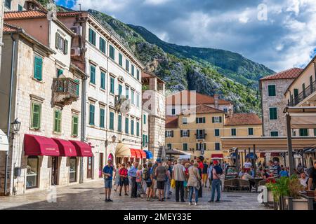 Touristen versammelten sich im Trg od Oružja (Platz der Waffen), dem Hauptplatz in der Altstadt von Kotor in Montenegro Stockfoto