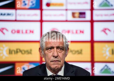 Warschau, Polen. 24. Januar 2023. Fernando Santos wurde während der Pressekonferenz im PGE National Stadium gesehen. Der polnische Fußballverband (PZPN) hat Fernando Santos offiziell zum neuen Manager der polnischen Nationalmannschaft ernannt. Der 68 Jahre alte portugiesische Trainer wurde auf einer Pressekonferenz im PGE-Nationalstadion in Warschau von Cezary Kulesza, dem Präsidenten des polnischen FA, als neuer Manager enthüllt. Kredit: SOPA Images Limited/Alamy Live News Stockfoto