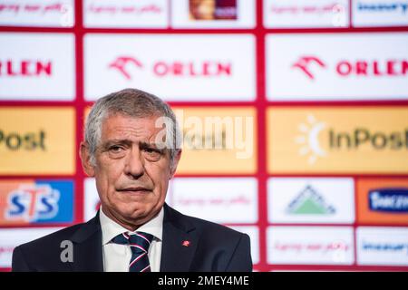 Warschau, Polen. 24. Januar 2023. Fernando Santos wurde während der Pressekonferenz im PGE National Stadium gesehen. Der polnische Fußballverband (PZPN) hat Fernando Santos offiziell zum neuen Manager der polnischen Nationalmannschaft ernannt. Der 68 Jahre alte portugiesische Trainer wurde auf einer Pressekonferenz im PGE-Nationalstadion in Warschau von Cezary Kulesza, dem Präsidenten des polnischen FA, als neuer Manager enthüllt. Kredit: SOPA Images Limited/Alamy Live News Stockfoto