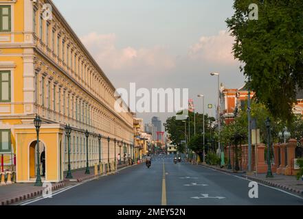 Bangkok, Thailand. 9. Dezember 2022. Das Gebäude des thailändischen Verteidigungsministeriums und die Straße zur Giant Swing. Stockfoto