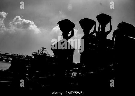 Die Arbeiter arbeiten am Kohlebergwerk Stockfoto