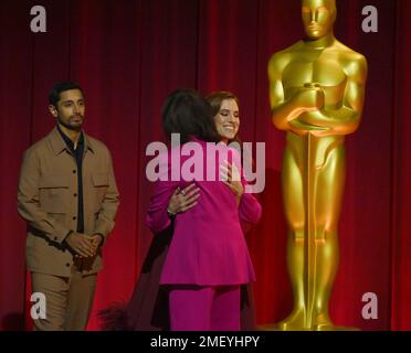 Beverly Hills, Usa. 24. Januar 2023. Janet Yang, Präsidentin der Academy of Motion Picture Arts and Sciences, begrüßt Riz Ahmed (L) und Allison Williams (R), die am Dienstag, den 24. Januar, zur Bekanntgabe der Nominierungen der Academy Awards 95. im Samuel Goldwyn Theater in Beverly Hills, Kalifornien, ankommen. 2023.die jährlichen Academy Awards 95. werden am 12. März 2023 live auf ABC aus Los Angeles übertragen. Foto: Jim Ruymen/UPI Credit: UPI/Alamy Live News Stockfoto