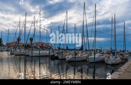 Segelboot im Yachthafen von Mèze im Süden Frankreichs, in Occitanie