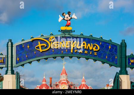 Eingangsschild für Disneyland Paris. Disneyland Paris ist ein Unterhaltungsresort in der Nähe von Paris, Frankreich. Stockfoto