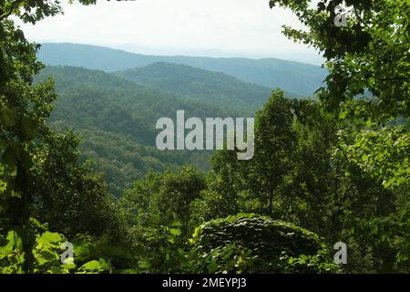 Berglandschaft im Südwesten von North Carolina, USA. Die unberührten Wälder des Nantahala National Forest. Stockfoto