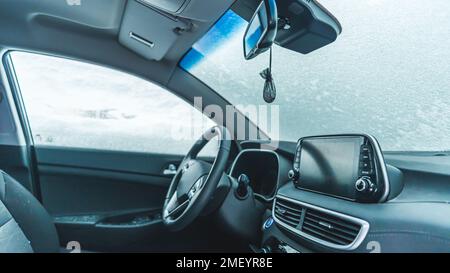 Fahrzeuginnenraum aus Sicht des Beifahrersitzes. Hochwertiges Foto Stockfoto