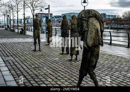 Das Hungersnot-Denkmal am Custom House Quay, Dublin, Irland. Die Skulptur zeigt ausgewachsene Menschen, die während der großen Hungersnot gingen, die Bevölkerung halbierte sich Stockfoto