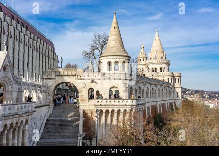 Fischerbastei in Budapest Ungarn mit blauem Himmel. Stockfoto