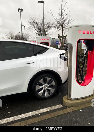 Thiais, Frankreich, Dezember 23. 2022. Modernes Elektrofahrzeug zum Aufladen auf einem öffentlichen Parkplatz. Tesla Auto-Ladestation. Stockfoto