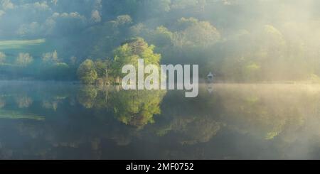 Rydal Water Lake Boathouse Reflections on a Spring Misty Morning, Lake District, Großbritannien. Stockfoto