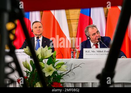 Nachod, Tschechische Republik. 24. Januar 2023. Polnischer Präsident Andrzej Duda, verließ den Raum und tschechischer Präsident Milos Zeman während der Pressekonferenz nach ihrem Treffen in Nachod (Tschechische Republik) am 24. Januar 2023. Kredit: David Tanecek/CTK Photo/Alamy Live News Stockfoto