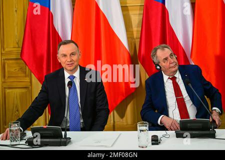 Nachod, Tschechische Republik. 24. Januar 2023. Polnischer Präsident Andrzej Duda, verließ den Raum und tschechischer Präsident Milos Zeman während der Pressekonferenz nach ihrem Treffen in Nachod (Tschechische Republik) am 24. Januar 2023. Kredit: David Tanecek/CTK Photo/Alamy Live News Stockfoto