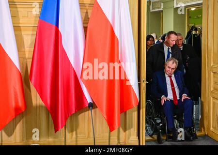 Nachod, Tschechische Republik. 24. Januar 2023. Der tschechische Präsident Milos Zeman nimmt nach dem Treffen mit dem polnischen Präsidenten Andrzej Duda am 24. Januar 2023 in Nachod (Tschechische Republik) an der Pressekonferenz Teil. Kredit: David Tanecek/CTK Photo/Alamy Live News Stockfoto