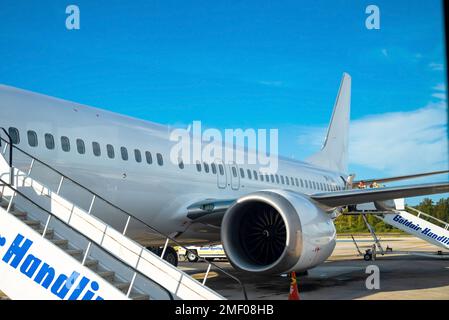 Kerkyra, Griechenland - 09 29 2022: Blick auf den Flughafen Korfu mit dem weißen Flugzeugschwanz von Boeing bei sonnigem Wetter. Das Flugzeug Ist Bereit Für Das Boarding Von Passagieren. Stockfoto