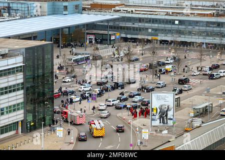 London, England - 2022. April: Luftaufnahme des Abhol- und Abholbereichs für Passagiere am Terminal 3 Stockfoto