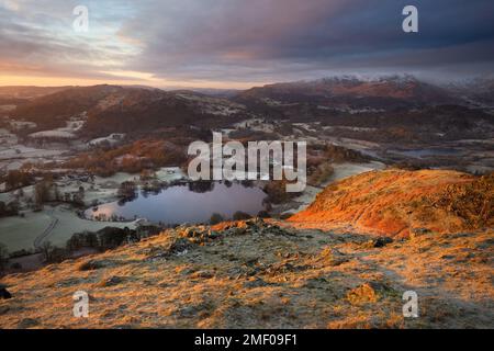 Herbstsonnenaufgang am frostigen Morgen nach Loughrigg Fell mit Blick auf die Lake District UK Mountains. Stockfoto