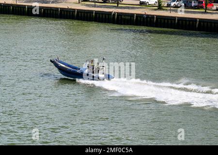 Rotterdam, Nertherlands - August 2022: Polizeischiff mit Aufblasgeschwindigkeit auf dem Nieuwe Maas. Stockfoto