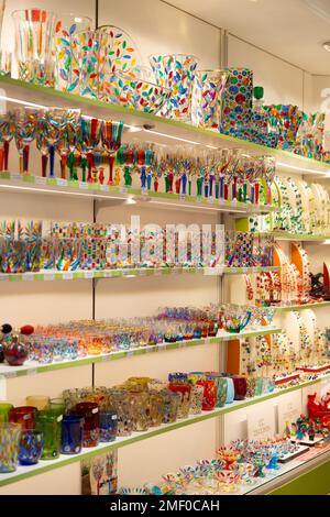 Regale voller venezianischer Glaswaren in einem Geschäft in Venedig, Italien. Stockfoto