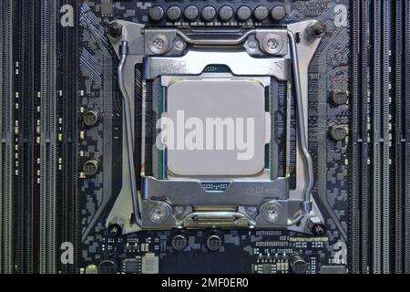 Hochleistungs-CPU-Prozessor in Nahaufnahme, der auf dem cpu-Sockel auf der Hauptplatine des Desktop-Computers installiert ist Stockfoto