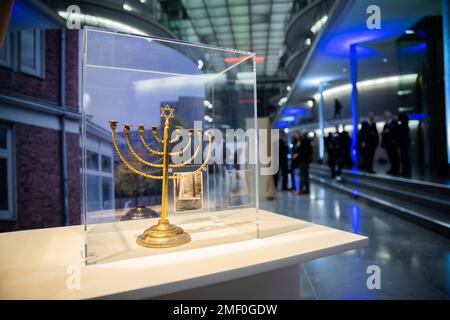 Berlin, Deutschland. 24. Januar 2023. Der Hanukka-Kronleuchter von Rabbi Arthur Posner und seiner Frau Rosi wird bei der Eröffnung der Ausstellung "16 Objekte - siebzig Jahre Yad Vashem" anlässlich des Gedenktags für die Opfer des Nationalsozialismus im Paul Löbe-Haus der Deutschen ausgestellt Bundestag. Die Ausstellung zeigt zum ersten Mal in Deutschland Objekte von Yad Vashem - eines aus jedem deutschen Staat -, deren Geschichten eng mit ihren jüdischen Besitzern in Deutschland verflochten sind. Kredit: Christoph Soeder/dpa/Alamy Live News Stockfoto