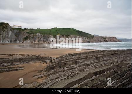 Blick auf steil geneigte Schichten von Flysch-geologischer Formation an der Atlantikküste bei Zumaia bei Ebbe, Baskenland, Spanien Stockfoto