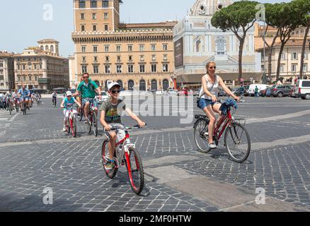 Rom, Italien, 05. Mai 2015: Touristen erkunden die Sehenswürdigkeiten von Rom mit dem Fahrrad um den Venedig-Platz, Rom, Italien Stockfoto