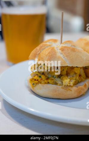 Typischer Mini-Burger-Snack aus dem Baskenland, Pinchos oder Pinxtos, kleines Stück Brot mit verschiedenen Belägen, serviert in der Bar in San-Sebastian oder Bilba Stockfoto