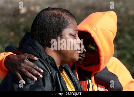 Raleigh, North Carolina, USA. 24. Januar 2023. SONYA WILLIAMS, Mutter von Darryl Williams, wird von der Unterstützerin DONNA THOMAS getröstet, als Sozialaktivisten eine Liste von Forderungen an die Polizei von Martin Luther King Jr. verkündeten Memorial Gardens in Raleigh, NC. Darryl Williams wurde drei Mal von einem Taser schockiert und starb später in der Gewahrsam der Raleigh Polizei konnte man auf Aufnahmen von Körperkameras hören, die sagten, er hätte ein Herzleiden. Kredit: ZUMA Press, Inc./Alamy Live News Stockfoto