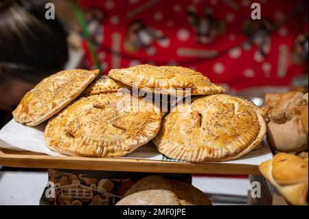 Spanische Snacks und Street Food, gebackener Kuchen Empanadilla mit verschiedenen Füllungen auf dem Markt in San-Sebastian, Spanien, aus nächster Nähe Stockfoto