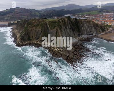 Blick auf steil geneigte Schichten von Flysch-geologischer Formation an der Atlantikküste bei Zumaia bei Ebbe, Baskenland, Spanien Stockfoto