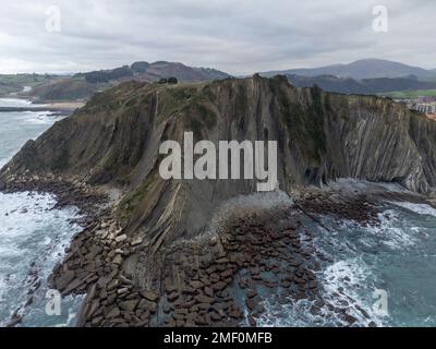 Blick auf steil geneigte Schichten von Flysch-geologischer Formation an der Atlantikküste bei Zumaia bei Ebbe, Baskenland, Spanien Stockfoto