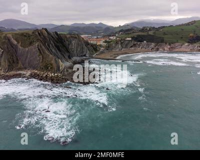 Blick auf steil geneigte Schichten von Flysch-geologischer Formation an der Atlantikküste bei Zumaia bei Ebbe, Baskenland, Spanien Stockfoto