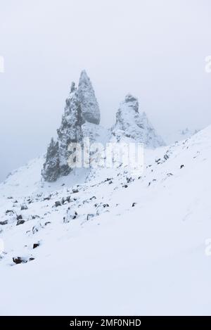 Dramatische Felsformationen des Old man of Storr bedeckt mit einer frischen Schicht Schnee. Isle of Skye, Schottland, Vereinigtes Königreich. Stockfoto