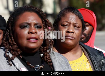 Raleigh, North Carolina, USA. 24. Januar 2023. SONYA WILLIAMS, r, Mutter von Darryl Williams, sieht als Staatsanwältin und Geschäftsführerin von Emanzipate NC, DAWN BLAGROVE spricht, Sozialaktivisten kündigen eine Liste von Forderungen an die Polizei von Martin Luther King Jr. an Memorial Gardens in Raleigh, NC. Darryl Williams wurde drei Mal von einem Taser schockiert und starb später in der Gewahrsam der Raleigh Polizei konnte man auf Aufnahmen von Körperkameras hören, die sagten, er hätte ein Herzleiden. Kredit: ZUMA Press, Inc./Alamy Live News Stockfoto