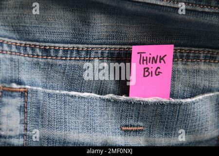 Denken Sie an große Motivationszettel auf einem Tag Kreative Idee Stockfoto