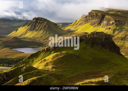 Wunderschönes Morgenlicht mit dramatischen Wolken mit Blick auf Cleat, aufgenommen vom Quiraing auf der Isle of Skye, Schottland, Großbritannien. Stockfoto